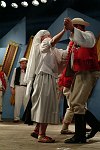 29.07.2003 ZYWIEC  XL TYDZIEN KULTURY BESKIDZKIEJ TKB AMFITEATR ESTRADA POD GROJCEM <br>XXXIV FESTIWAL FOLKLORU GORALI POLSKICH CZWARTY DZIEN PRZESLUCHAN<br>N/Z ZESPOL KONIAKOW - Regionalny Zespó³ Pieœni i Tañca z Koniakowa<br>Jesieni¹ ubieg³ego roku &quotKoniaków" obchodzi³ jubileusz 50-lecia dzia³alnoœci i tym samym do³¹czy³ do grona najstarszych zespo³ów dzia³aj¹cych w Beskidach. Zespó³ jest laureatem Z³otego ¯ywieckiego Serca Festiwalu Folkloru Górali Polskich w ¯ywcu oraz Br¹zowej i Srebrnej Ciupagi Miêdzynarodowego Festiwalu Folkloru Ziem Górskich w Zakopanem. Za wybitne zas³ugi w kultywowaniu i popularyzowaniu kultury ludowej zosta³ uhonorowany Nagrod¹ im. Oskara Kolberga. W tym roku nagrodê tê otrzyma³a tak¿e jego kierowniczka - Urszula Gruszka.<br>Podczas Festiwalu Folkloru Górali Polskich w ¯ywcu zaprezentuje program pn. &quotOczepiny".<br>plyta nr 4