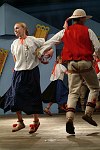 29.07.2003 ZYWIEC  XL TYDZIEN KULTURY BESKIDZKIEJ TKB AMFITEATR ESTRADA POD GROJCEM <br>XXXIV FESTIWAL FOLKLORU GORALI POLSKICH CZWARTY DZIEN PRZESLUCHAN<br>N/Z ZESPOL KONIAKOW - Regionalny Zespó³ Pieœni i Tañca z Koniakowa<br>Jesieni¹ ubieg³ego roku &quotKoniaków" obchodzi³ jubileusz 50-lecia dzia³alnoœci i tym samym do³¹czy³ do grona najstarszych zespo³ów dzia³aj¹cych w Beskidach. Zespó³ jest laureatem Z³otego ¯ywieckiego Serca Festiwalu Folkloru Górali Polskich w ¯ywcu oraz Br¹zowej i Srebrnej Ciupagi Miêdzynarodowego Festiwalu Folkloru Ziem Górskich w Zakopanem. Za wybitne zas³ugi w kultywowaniu i popularyzowaniu kultury ludowej zosta³ uhonorowany Nagrod¹ im. Oskara Kolberga. W tym roku nagrodê tê otrzyma³a tak¿e jego kierowniczka - Urszula Gruszka.<br>Podczas Festiwalu Folkloru Górali Polskich w ¯ywcu zaprezentuje program pn. &quotOczepiny".<br>plyta nr 4