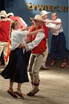 29.07.2003 ZYWIEC  XL TYDZIEN KULTURY BESKIDZKIEJ TKB AMFITEATR ESTRADA POD GROJCEM <br>XXXIV FESTIWAL FOLKLORU GORALI POLSKICH CZWARTY DZIEN PRZESLUCHAN<br>N/Z ZESPOL KONIAKOW - Regionalny Zespó³ Pieœni i Tañca z Koniakowa<br>Jesieni¹ ubieg³ego roku &quotKoniaków" obchodzi³ jubileusz 50-lecia dzia³alnoœci i tym samym do³¹czy³ do grona najstarszych zespo³ów dzia³aj¹cych w Beskidach. Zespó³ jest laureatem Z³otego ¯ywieckiego Serca Festiwalu Folkloru Górali Polskich w ¯ywcu oraz Br¹zowej i Srebrnej Ciupagi Miêdzynarodowego Festiwalu Folkloru Ziem Górskich w Zakopanem. Za wybitne zas³ugi w kultywowaniu i popularyzowaniu kultury ludowej zosta³ uhonorowany Nagrod¹ im. Oskara Kolberga. W tym roku nagrodê tê otrzyma³a tak¿e jego kierowniczka - Urszula Gruszka.<br>Podczas Festiwalu Folkloru Górali Polskich w ¯ywcu zaprezentuje program pn. &quotOczepiny".<br>plyta nr 4