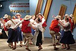 29.07.2003 ZYWIEC  XL TYDZIEN KULTURY BESKIDZKIEJ TKB AMFITEATR ESTRADA POD GROJCEM <br>XXXIV FESTIWAL FOLKLORU GORALI POLSKICH CZWARTY DZIEN PRZESLUCHAN<br>N/Z ZESPOL KONIAKOW - Regionalny Zespó³ Pieœni i Tañca z Koniakowa<br>Jesieni¹ ubieg³ego roku &quotKoniaków" obchodzi³ jubileusz 50-lecia dzia³alnoœci i tym samym do³¹czy³ do grona najstarszych zespo³ów dzia³aj¹cych w Beskidach. Zespó³ jest laureatem Z³otego ¯ywieckiego Serca Festiwalu Folkloru Górali Polskich w ¯ywcu oraz Br¹zowej i Srebrnej Ciupagi Miêdzynarodowego Festiwalu Folkloru Ziem Górskich w Zakopanem. Za wybitne zas³ugi w kultywowaniu i popularyzowaniu kultury ludowej zosta³ uhonorowany Nagrod¹ im. Oskara Kolberga. W tym roku nagrodê tê otrzyma³a tak¿e jego kierowniczka - Urszula Gruszka.<br>Podczas Festiwalu Folkloru Górali Polskich w ¯ywcu zaprezentuje program pn. &quotOczepiny".<br>plyta nr 4