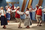 29.07.2003 ZYWIEC  XL TYDZIEN KULTURY BESKIDZKIEJ TKB AMFITEATR ESTRADA POD GROJCEM <br>XXXIV FESTIWAL FOLKLORU GORALI POLSKICH CZWARTY DZIEN PRZESLUCHAN<br>N/Z ZESPOL KONIAKOW - Regionalny Zespó³ Pieœni i Tañca z Koniakowa<br>Jesieni¹ ubieg³ego roku &quotKoniaków" obchodzi³ jubileusz 50-lecia dzia³alnoœci i tym samym do³¹czy³ do grona najstarszych zespo³ów dzia³aj¹cych w Beskidach. Zespó³ jest laureatem Z³otego ¯ywieckiego Serca Festiwalu Folkloru Górali Polskich w ¯ywcu oraz Br¹zowej i Srebrnej Ciupagi Miêdzynarodowego Festiwalu Folkloru Ziem Górskich w Zakopanem. Za wybitne zas³ugi w kultywowaniu i popularyzowaniu kultury ludowej zosta³ uhonorowany Nagrod¹ im. Oskara Kolberga. W tym roku nagrodê tê otrzyma³a tak¿e jego kierowniczka - Urszula Gruszka.<br>Podczas Festiwalu Folkloru Górali Polskich w ¯ywcu zaprezentuje program pn. &quotOczepiny".<br>plyta nr 4