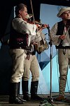 29.07.2003 ZYWIEC  XL TYDZIEN KULTURY BESKIDZKIEJ TKB AMFITEATR ESTRADA POD GROJCEM <br>XXXIV FESTIWAL FOLKLORU GORALI POLSKICH CZWARTY DZIEN PRZESLUCHAN<br>N/Z ZESPOL KONIAKOW - Regionalny Zespó³ Pieœni i Tañca z Koniakowa<br>Jesieni¹ ubieg³ego roku &quotKoniaków" obchodzi³ jubileusz 50-lecia dzia³alnoœci i tym samym do³¹czy³ do grona najstarszych zespo³ów dzia³aj¹cych w Beskidach. Zespó³ jest laureatem Z³otego ¯ywieckiego Serca Festiwalu Folkloru Górali Polskich w ¯ywcu oraz Br¹zowej i Srebrnej Ciupagi Miêdzynarodowego Festiwalu Folkloru Ziem Górskich w Zakopanem. Za wybitne zas³ugi w kultywowaniu i popularyzowaniu kultury ludowej zosta³ uhonorowany Nagrod¹ im. Oskara Kolberga. W tym roku nagrodê tê otrzyma³a tak¿e jego kierowniczka - Urszula Gruszka.<br>Podczas Festiwalu Folkloru Górali Polskich w ¯ywcu zaprezentuje program pn. &quotOczepiny".<br>KAPELA Z LEWEJ ZBIGNIEW WALACH<br>plyta nr 4