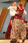 26.07.2003 ZYWIEC  XL TYDZIEN KULTURY BESKIDZKIEJ TKB AMFITEATR ESTRADA POD GROJCEM <br>XXXIV FESTIWAL FOLKLORU GORALI POLSKICH PIERWSZY DZIEN PRZESLUCHAN<br>N/Z ZESPOL REGLE - Zespó³ M³odzie¿owy im. Jana Jêdrola z Poronina<br>M³ody wiekiem i sta¿em (3 lata) podhalañski zespó³ &quotRegle" przedstawi³ program pn. &quotPrzenosiny", obrazuj¹cy przeprowadzkê m³odej pani do domu pana m³odego.<br>plyta nr 1