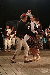 29.07.2003 ZYWIEC  XL TYDZIEN KULTURY BESKIDZKIEJ TKB AMFITEATR ESTRADA POD GROJCEM <br>XXXIV FESTIWAL FOLKLORU GORALI POLSKICH CZWARTY DZIEN PRZESLUCHAN<br>N/Z ZESPOL ZIEMIA ZYWIECKA - Reprezentacyjny Folklorystyczny Zespó³ Miasta ¯ywca<br>&quotZiemia ¯ywiecka" dzia³a od 1971 roku. Jest zdobywc¹ wielu znacz¹cych nagród, m. in. trzykrotnie Z³otego Serca ¯ywieckiego Festiwalu Folkloru Górali Polskich (1980, 1986, 1993) i dwukrotnie Z³otej Ciupagi Miêdzynarodowego Festiwalu Folkloru Ziem Górskich w Zakopanem (1981, 1995). Zespó³ zosta³ tak¿e uhonorowany Nagrod¹ im. Oskara Kolberga za wybitne zas³ugi w kultywowaniu i popularyzowaniu kultury ludowej. W maju bie¿¹cego roku otrzyma³ Grand Prix IV Ogólnopolskiego Festiwalu Zespo³ów Folklorystycznych im. Micha³a Kosiñskiego w Stalowej Woli.           <br>Podczas Festiwalu Folkloru Górali Polskich &quotZiemia ¯ywiecka" zaprezentuje widowisko pn. &quotPo jarmaku u Kabana" wywodz¹ce siê z tradycji górali i mieszczan ¿ywieckich, a zwi¹zane z ¿ywieckimi jarmarkami i zabawami w karczmie. Obok tradycyjnej kapeli góralskiej w widowisku uczestniczy tak¿e kapela mieszczañska<br><br>plyta nr 4