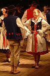 29.07.2003 ZYWIEC  XL TYDZIEN KULTURY BESKIDZKIEJ TKB AMFITEATR ESTRADA POD GROJCEM <br>XXXIV FESTIWAL FOLKLORU GORALI POLSKICH CZWARTY DZIEN PRZESLUCHAN<br>N/Z ZESPOL ZIEMIA ZYWIECKA - Reprezentacyjny Folklorystyczny Zespó³ Miasta ¯ywca<br>&quotZiemia ¯ywiecka" dzia³a od 1971 roku. Jest zdobywc¹ wielu znacz¹cych nagród, m. in. trzykrotnie Z³otego Serca ¯ywieckiego Festiwalu Folkloru Górali Polskich (1980, 1986, 1993) i dwukrotnie Z³otej Ciupagi Miêdzynarodowego Festiwalu Folkloru Ziem Górskich w Zakopanem (1981, 1995). Zespó³ zosta³ tak¿e uhonorowany Nagrod¹ im. Oskara Kolberga za wybitne zas³ugi w kultywowaniu i popularyzowaniu kultury ludowej. W maju bie¿¹cego roku otrzyma³ Grand Prix IV Ogólnopolskiego Festiwalu Zespo³ów Folklorystycznych im. Micha³a Kosiñskiego w Stalowej Woli.           <br>Podczas Festiwalu Folkloru Górali Polskich &quotZiemia ¯ywiecka" zaprezentuje widowisko pn. &quotPo jarmaku u Kabana" wywodz¹ce siê z tradycji górali i mieszczan ¿ywieckich, a zwi¹zane z ¿ywieckimi jarmarkami i zabawami w karczmie. Obok tradycyjnej kapeli góralskiej w widowisku uczestniczy tak¿e kapela mieszczañska<br><br>plyta nr 4