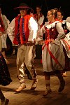 29.07.2003 ZYWIEC  XL TYDZIEN KULTURY BESKIDZKIEJ TKB AMFITEATR ESTRADA POD GROJCEM <br>XXXIV FESTIWAL FOLKLORU GORALI POLSKICH CZWARTY DZIEN PRZESLUCHAN<br>N/Z ZESPOL ZIEMIA ZYWIECKA - Reprezentacyjny Folklorystyczny Zespó³ Miasta ¯ywca<br>&quotZiemia ¯ywiecka" dzia³a od 1971 roku. Jest zdobywc¹ wielu znacz¹cych nagród, m. in. trzykrotnie Z³otego Serca ¯ywieckiego Festiwalu Folkloru Górali Polskich (1980, 1986, 1993) i dwukrotnie Z³otej Ciupagi Miêdzynarodowego Festiwalu Folkloru Ziem Górskich w Zakopanem (1981, 1995). Zespó³ zosta³ tak¿e uhonorowany Nagrod¹ im. Oskara Kolberga za wybitne zas³ugi w kultywowaniu i popularyzowaniu kultury ludowej. W maju bie¿¹cego roku otrzyma³ Grand Prix IV Ogólnopolskiego Festiwalu Zespo³ów Folklorystycznych im. Micha³a Kosiñskiego w Stalowej Woli.           <br>Podczas Festiwalu Folkloru Górali Polskich &quotZiemia ¯ywiecka" zaprezentuje widowisko pn. &quotPo jarmaku u Kabana" wywodz¹ce siê z tradycji górali i mieszczan ¿ywieckich, a zwi¹zane z ¿ywieckimi jarmarkami i zabawami w karczmie. Obok tradycyjnej kapeli góralskiej w widowisku uczestniczy tak¿e kapela mieszczañska<br><br>plyta nr 4