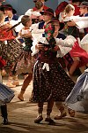 29.07.2003 ZYWIEC  XL TYDZIEN KULTURY BESKIDZKIEJ TKB AMFITEATR ESTRADA POD GROJCEM <br>XXXIV FESTIWAL FOLKLORU GORALI POLSKICH CZWARTY DZIEN PRZESLUCHAN<br>N/Z ZESPOL ZIEMIA ZYWIECKA - Reprezentacyjny Folklorystyczny Zespó³ Miasta ¯ywca<br>&quotZiemia ¯ywiecka" dzia³a od 1971 roku. Jest zdobywc¹ wielu znacz¹cych nagród, m. in. trzykrotnie Z³otego Serca ¯ywieckiego Festiwalu Folkloru Górali Polskich (1980, 1986, 1993) i dwukrotnie Z³otej Ciupagi Miêdzynarodowego Festiwalu Folkloru Ziem Górskich w Zakopanem (1981, 1995). Zespó³ zosta³ tak¿e uhonorowany Nagrod¹ im. Oskara Kolberga za wybitne zas³ugi w kultywowaniu i popularyzowaniu kultury ludowej. W maju bie¿¹cego roku otrzyma³ Grand Prix IV Ogólnopolskiego Festiwalu Zespo³ów Folklorystycznych im. Micha³a Kosiñskiego w Stalowej Woli.           <br>Podczas Festiwalu Folkloru Górali Polskich &quotZiemia ¯ywiecka" zaprezentuje widowisko pn. &quotPo jarmaku u Kabana" wywodz¹ce siê z tradycji górali i mieszczan ¿ywieckich, a zwi¹zane z ¿ywieckimi jarmarkami i zabawami w karczmie. Obok tradycyjnej kapeli góralskiej w widowisku uczestniczy tak¿e kapela mieszczañska<br><br>plyta nr 4