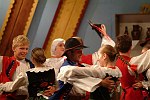 29.07.2003 ZYWIEC  XL TYDZIEN KULTURY BESKIDZKIEJ TKB AMFITEATR ESTRADA POD GROJCEM <br>XXXIV FESTIWAL FOLKLORU GORALI POLSKICH CZWARTY DZIEN PRZESLUCHAN<br>N/Z ZESPOL ZIEMIA ZYWIECKA - Reprezentacyjny Folklorystyczny Zespó³ Miasta ¯ywca<br>&quotZiemia ¯ywiecka" dzia³a od 1971 roku. Jest zdobywc¹ wielu znacz¹cych nagród, m. in. trzykrotnie Z³otego Serca ¯ywieckiego Festiwalu Folkloru Górali Polskich (1980, 1986, 1993) i dwukrotnie Z³otej Ciupagi Miêdzynarodowego Festiwalu Folkloru Ziem Górskich w Zakopanem (1981, 1995). Zespó³ zosta³ tak¿e uhonorowany Nagrod¹ im. Oskara Kolberga za wybitne zas³ugi w kultywowaniu i popularyzowaniu kultury ludowej. W maju bie¿¹cego roku otrzyma³ Grand Prix IV Ogólnopolskiego Festiwalu Zespo³ów Folklorystycznych im. Micha³a Kosiñskiego w Stalowej Woli.           <br>Podczas Festiwalu Folkloru Górali Polskich &quotZiemia ¯ywiecka" zaprezentuje widowisko pn. &quotPo jarmaku u Kabana" wywodz¹ce siê z tradycji górali i mieszczan ¿ywieckich, a zwi¹zane z ¿ywieckimi jarmarkami i zabawami w karczmie. Obok tradycyjnej kapeli góralskiej w widowisku uczestniczy tak¿e kapela mieszczañska<br><br>plyta nr 4