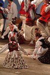 29.07.2003 ZYWIEC  XL TYDZIEN KULTURY BESKIDZKIEJ TKB AMFITEATR ESTRADA POD GROJCEM <br>XXXIV FESTIWAL FOLKLORU GORALI POLSKICH CZWARTY DZIEN PRZESLUCHAN<br>N/Z ZESPOL ZIEMIA ZYWIECKA - Reprezentacyjny Folklorystyczny Zespó³ Miasta ¯ywca<br>&quotZiemia ¯ywiecka" dzia³a od 1971 roku. Jest zdobywc¹ wielu znacz¹cych nagród, m. in. trzykrotnie Z³otego Serca ¯ywieckiego Festiwalu Folkloru Górali Polskich (1980, 1986, 1993) i dwukrotnie Z³otej Ciupagi Miêdzynarodowego Festiwalu Folkloru Ziem Górskich w Zakopanem (1981, 1995). Zespó³ zosta³ tak¿e uhonorowany Nagrod¹ im. Oskara Kolberga za wybitne zas³ugi w kultywowaniu i popularyzowaniu kultury ludowej. W maju bie¿¹cego roku otrzyma³ Grand Prix IV Ogólnopolskiego Festiwalu Zespo³ów Folklorystycznych im. Micha³a Kosiñskiego w Stalowej Woli.           <br>Podczas Festiwalu Folkloru Górali Polskich &quotZiemia ¯ywiecka" zaprezentuje widowisko pn. &quotPo jarmaku u Kabana" wywodz¹ce siê z tradycji górali i mieszczan ¿ywieckich, a zwi¹zane z ¿ywieckimi jarmarkami i zabawami w karczmie. Obok tradycyjnej kapeli góralskiej w widowisku uczestniczy tak¿e kapela mieszczañska<br><br>plyta nr 4