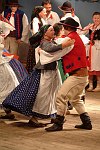 29.07.2003 ZYWIEC  XL TYDZIEN KULTURY BESKIDZKIEJ TKB AMFITEATR ESTRADA POD GROJCEM <br>XXXIV FESTIWAL FOLKLORU GORALI POLSKICH CZWARTY DZIEN PRZESLUCHAN<br>N/Z ZESPOL ZIEMIA ZYWIECKA - Reprezentacyjny Folklorystyczny Zespó³ Miasta ¯ywca<br>&quotZiemia ¯ywiecka" dzia³a od 1971 roku. Jest zdobywc¹ wielu znacz¹cych nagród, m. in. trzykrotnie Z³otego Serca ¯ywieckiego Festiwalu Folkloru Górali Polskich (1980, 1986, 1993) i dwukrotnie Z³otej Ciupagi Miêdzynarodowego Festiwalu Folkloru Ziem Górskich w Zakopanem (1981, 1995). Zespó³ zosta³ tak¿e uhonorowany Nagrod¹ im. Oskara Kolberga za wybitne zas³ugi w kultywowaniu i popularyzowaniu kultury ludowej. W maju bie¿¹cego roku otrzyma³ Grand Prix IV Ogólnopolskiego Festiwalu Zespo³ów Folklorystycznych im. Micha³a Kosiñskiego w Stalowej Woli.           <br>Podczas Festiwalu Folkloru Górali Polskich &quotZiemia ¯ywiecka" zaprezentuje widowisko pn. &quotPo jarmaku u Kabana" wywodz¹ce siê z tradycji górali i mieszczan ¿ywieckich, a zwi¹zane z ¿ywieckimi jarmarkami i zabawami w karczmie. Obok tradycyjnej kapeli góralskiej w widowisku uczestniczy tak¿e kapela mieszczañska<br><br>plyta nr 4