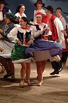 29.07.2003 ZYWIEC  XL TYDZIEN KULTURY BESKIDZKIEJ TKB AMFITEATR ESTRADA POD GROJCEM <br>XXXIV FESTIWAL FOLKLORU GORALI POLSKICH CZWARTY DZIEN PRZESLUCHAN<br>N/Z ZESPOL ZIEMIA ZYWIECKA - Reprezentacyjny Folklorystyczny Zespó³ Miasta ¯ywca<br>&quotZiemia ¯ywiecka" dzia³a od 1971 roku. Jest zdobywc¹ wielu znacz¹cych nagród, m. in. trzykrotnie Z³otego Serca ¯ywieckiego Festiwalu Folkloru Górali Polskich (1980, 1986, 1993) i dwukrotnie Z³otej Ciupagi Miêdzynarodowego Festiwalu Folkloru Ziem Górskich w Zakopanem (1981, 1995). Zespó³ zosta³ tak¿e uhonorowany Nagrod¹ im. Oskara Kolberga za wybitne zas³ugi w kultywowaniu i popularyzowaniu kultury ludowej. W maju bie¿¹cego roku otrzyma³ Grand Prix IV Ogólnopolskiego Festiwalu Zespo³ów Folklorystycznych im. Micha³a Kosiñskiego w Stalowej Woli.           <br>Podczas Festiwalu Folkloru Górali Polskich &quotZiemia ¯ywiecka" zaprezentuje widowisko pn. &quotPo jarmaku u Kabana" wywodz¹ce siê z tradycji górali i mieszczan ¿ywieckich, a zwi¹zane z ¿ywieckimi jarmarkami i zabawami w karczmie. Obok tradycyjnej kapeli góralskiej w widowisku uczestniczy tak¿e kapela mieszczañska<br><br>plyta nr 4