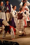 29.07.2003 ZYWIEC  XL TYDZIEN KULTURY BESKIDZKIEJ TKB AMFITEATR ESTRADA POD GROJCEM <br>XXXIV FESTIWAL FOLKLORU GORALI POLSKICH CZWARTY DZIEN PRZESLUCHAN<br>N/Z ZESPOL ZIEMIA ZYWIECKA - Reprezentacyjny Folklorystyczny Zespó³ Miasta ¯ywca<br>&quotZiemia ¯ywiecka" dzia³a od 1971 roku. Jest zdobywc¹ wielu znacz¹cych nagród, m. in. trzykrotnie Z³otego Serca ¯ywieckiego Festiwalu Folkloru Górali Polskich (1980, 1986, 1993) i dwukrotnie Z³otej Ciupagi Miêdzynarodowego Festiwalu Folkloru Ziem Górskich w Zakopanem (1981, 1995). Zespó³ zosta³ tak¿e uhonorowany Nagrod¹ im. Oskara Kolberga za wybitne zas³ugi w kultywowaniu i popularyzowaniu kultury ludowej. W maju bie¿¹cego roku otrzyma³ Grand Prix IV Ogólnopolskiego Festiwalu Zespo³ów Folklorystycznych im. Micha³a Kosiñskiego w Stalowej Woli.           <br>Podczas Festiwalu Folkloru Górali Polskich &quotZiemia ¯ywiecka" zaprezentuje widowisko pn. &quotPo jarmaku u Kabana" wywodz¹ce siê z tradycji górali i mieszczan ¿ywieckich, a zwi¹zane z ¿ywieckimi jarmarkami i zabawami w karczmie. Obok tradycyjnej kapeli góralskiej w widowisku uczestniczy tak¿e kapela mieszczañska<br><br>plyta nr 4